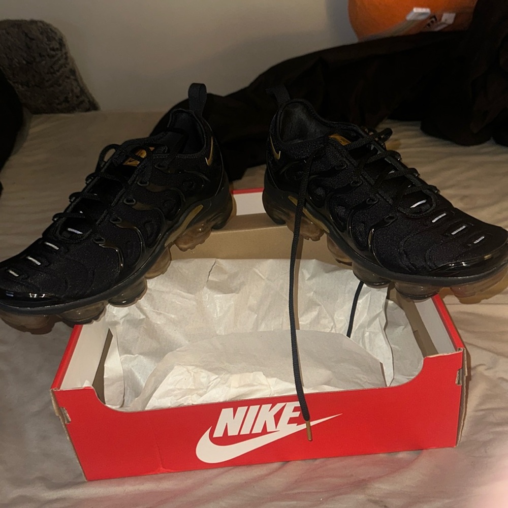 Nike air vapormax plus 
Black metallic/ gold
9.5 men’s